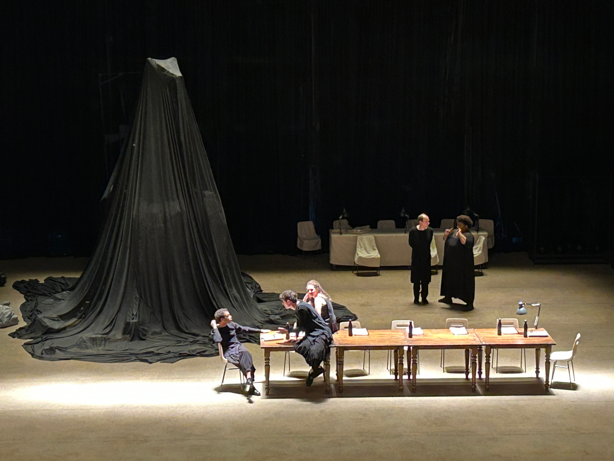 Hécube, pas Hécube, Tiago Rodrigues, Comédie Française, Paris 2025 — on stage, a veiled sculpture on its pedestal