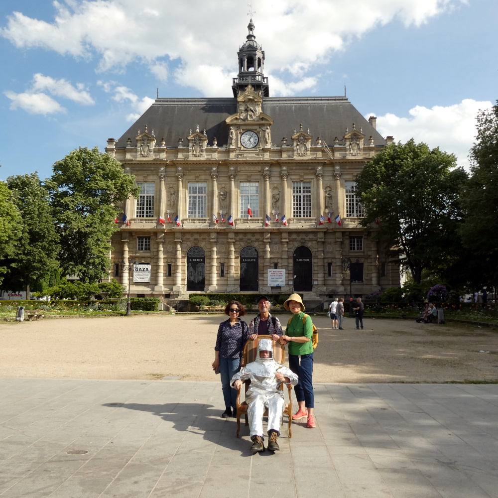 In front of the townhall, with Misato Naoi, Jason Karaïndros and Ha Cha Youn, photo: Mirela Popa