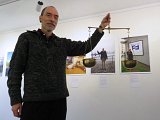 Justice(s) en 2017/18 dans l'espace d'exposition de l'association Il Faut le Faire, Goussainville, photo Anne Collin du journal Le Parisien, décembre 2017.