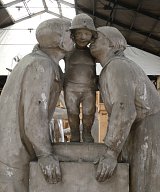 L'enfant au casque, Ivry, juillet 2024. Lors d'un repérage à l'atelier-réserve de sculptures de la Ville de Paris (COARC - Conservatoire des œuvres d'art religieuses et civiles de Paris), nous tombons sur cette sculpture en plâtre, préparée pour le moulage en bronze. La scène fait froid dans le dos : le petit gamin, tendrement entouré de ses parents, porte un casque — comme s'il s'apprêtait à partir à la guerre…